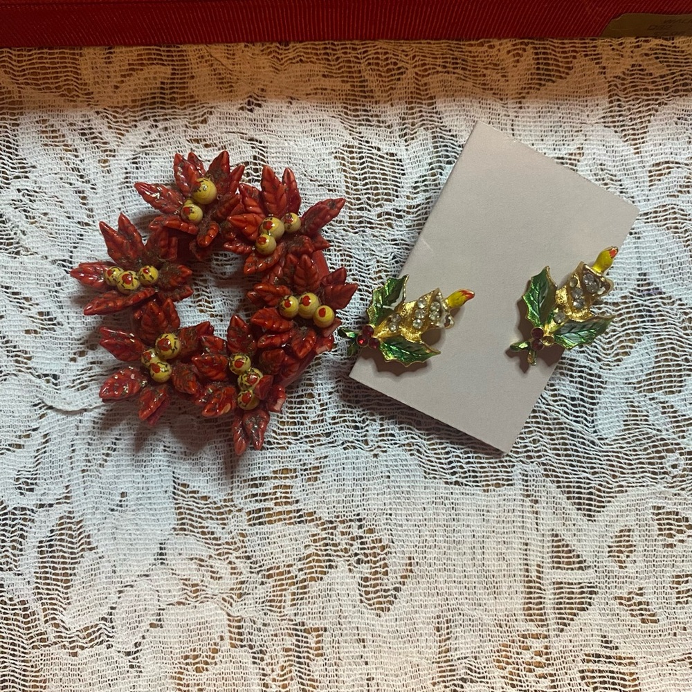 Christmas  candle  wreath brooch with Christmas candle earrings vintage